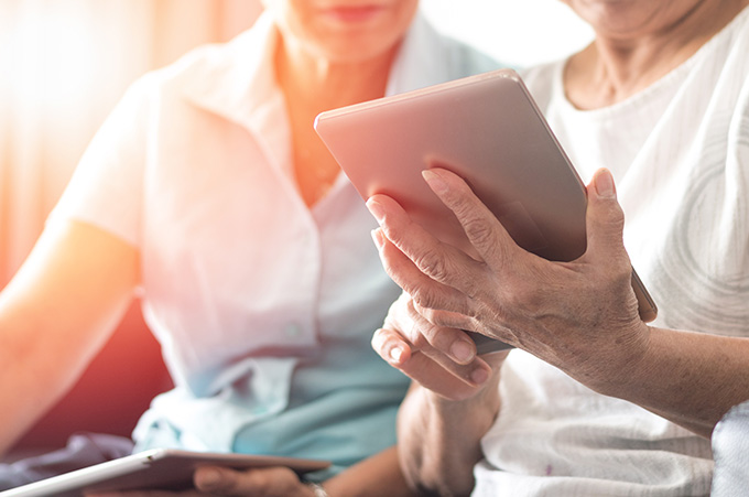 Dos Personas Usando Tablet para Buscar Contenido en Instagram