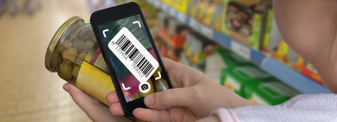 Cdigo de Barras Yuxtapuesto sobre Cmara de Celular Enfocada en un Producto de Supermercado