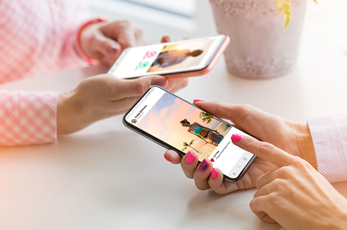 Personas Viendo los Listados de Productos Patrocinados de Instagram en sus Smartphones
