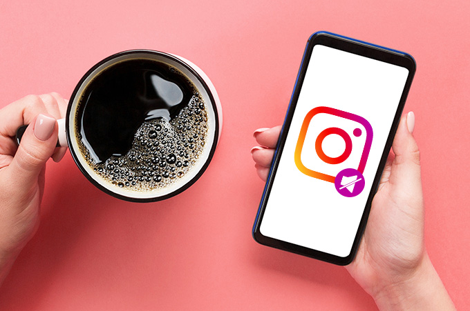 Chica Sosteniendo Taza de Caf con una Mano y con Otra Smartphone Mostrando Logo de Instagram