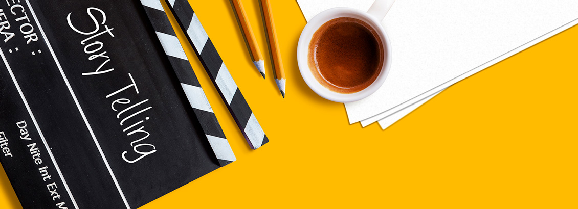 Papeles Esparcidos Junto a Claqueta de Cine con Storytelling Escrito en Ella