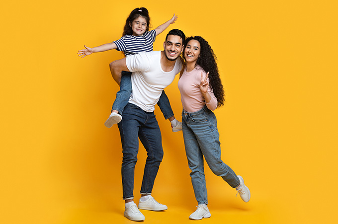 Padres Millennials Cargando a Hija y Posando a la Cmara