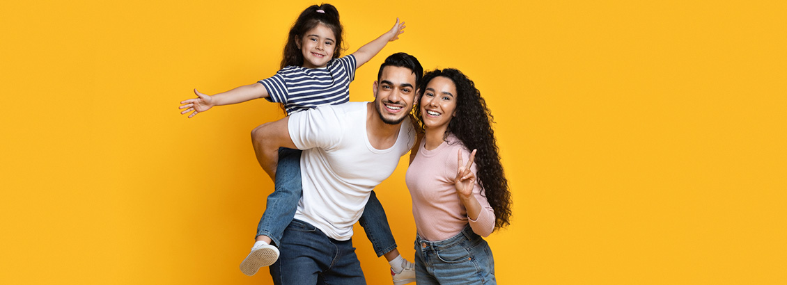 Padres Millennials Cargando a Hija y Posando a la Cmara