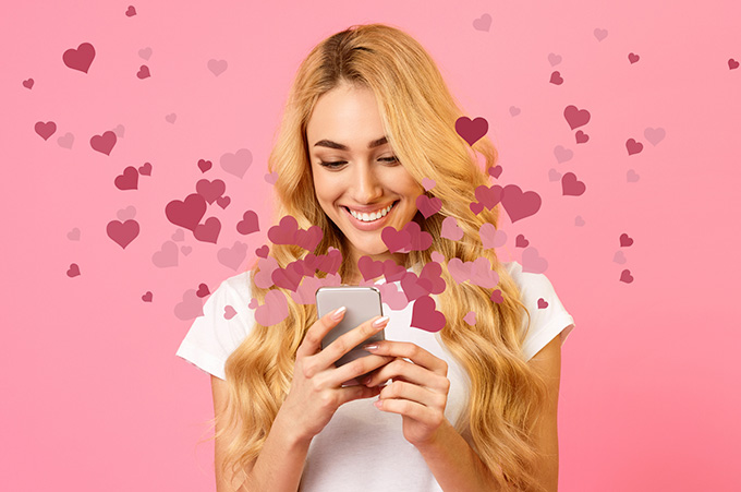Influencer Sonriendo a Pantalla de Telfono Mientras Likes Desbordan de l