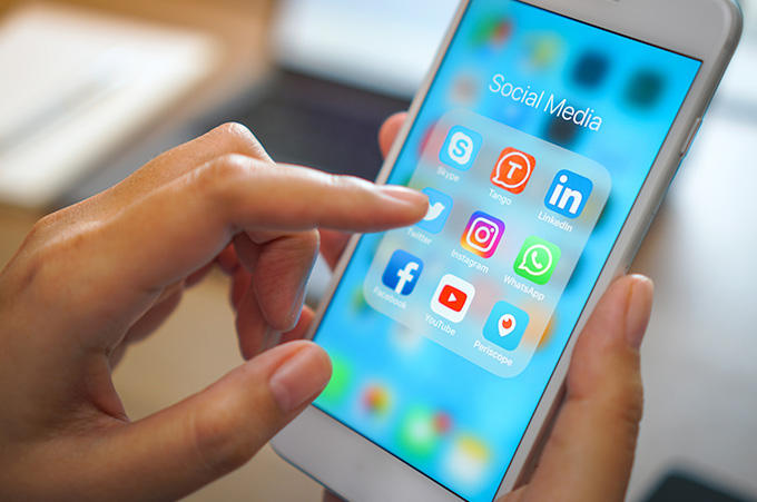 Pantalla de Smartphone Mostrando Distintas Apps de Redes Sociales