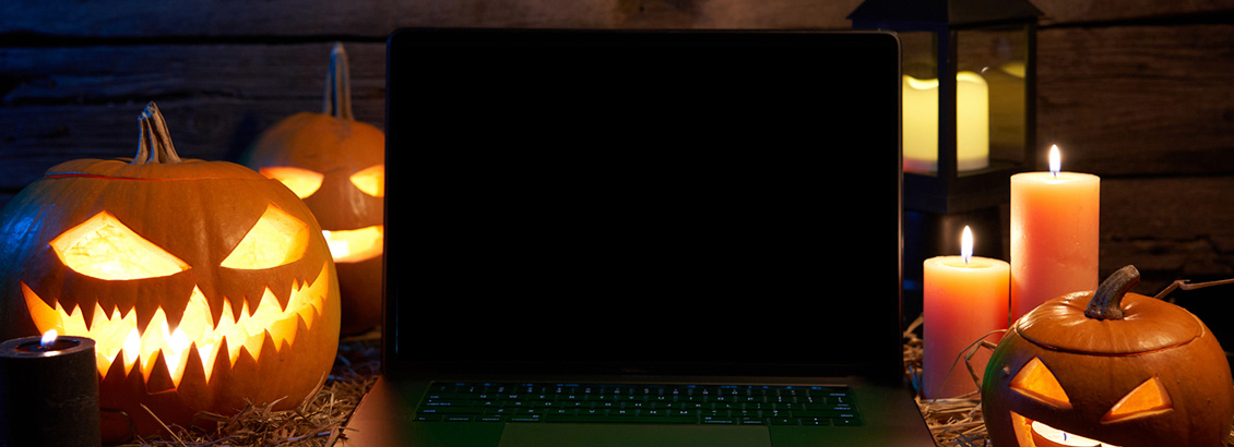 Laptop Posicionada Alrededor de Ornamentos de Halloween