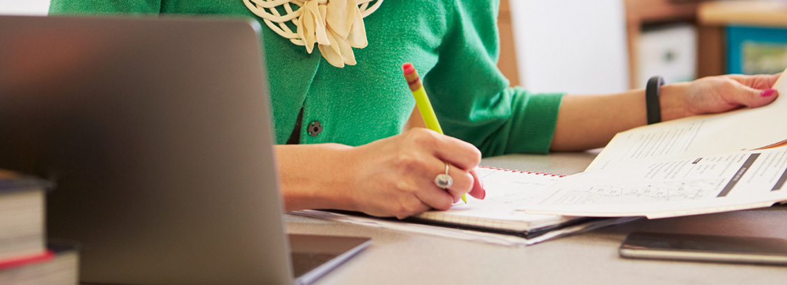 Mujer Tomando Notas para Plan de Campaña en Instagram