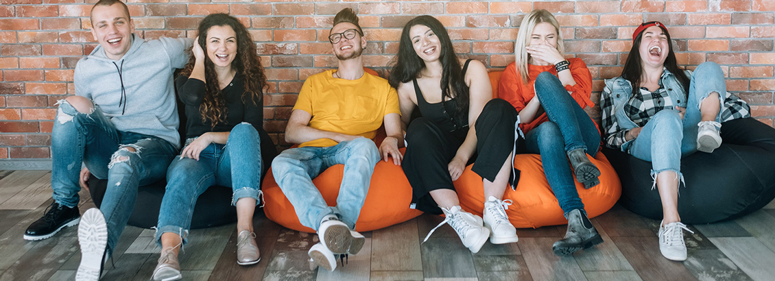 Grupo de Millennials Sentados y Posando a la Cámara