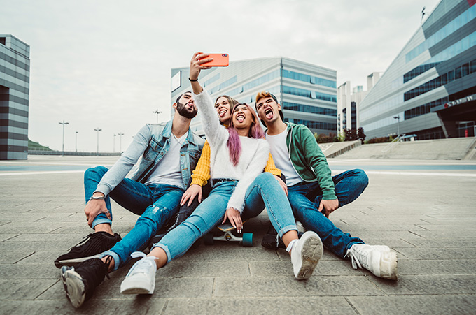 Grupo de Gen Z Tomndose una Selfie