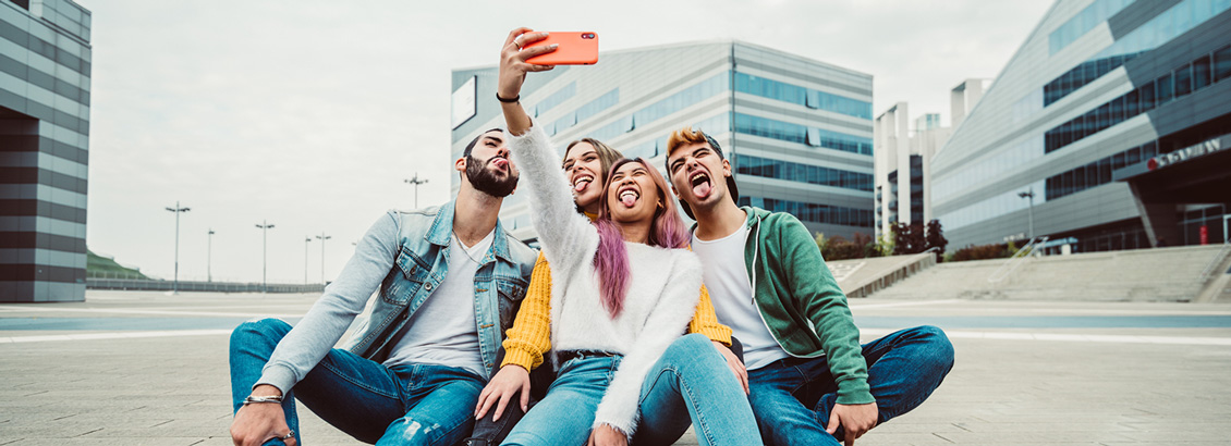 Grupo de Gen Z Tomándose una Selfie