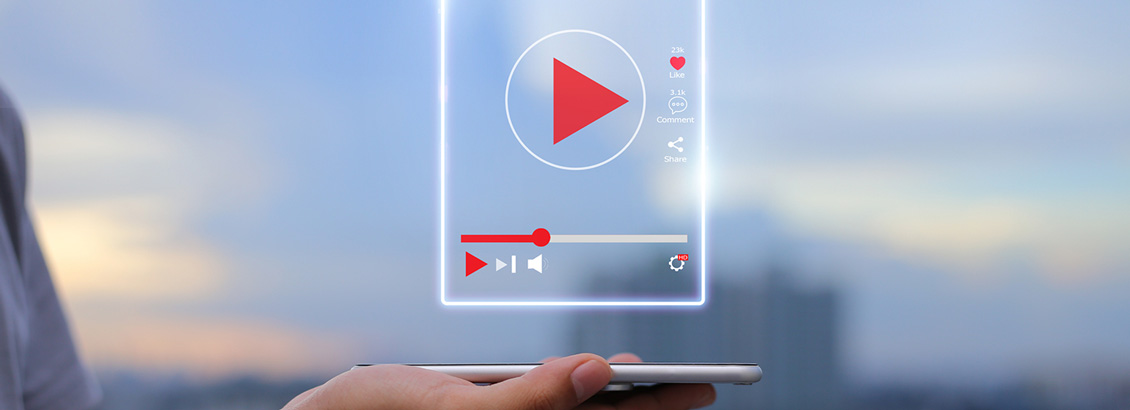 Reproductor Digital Suspendido sobre Mano Sosteniendo Tablet