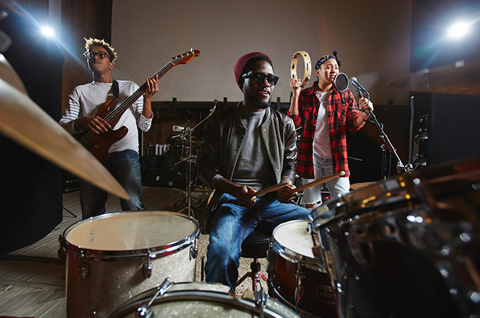Banda Tocando en Vivo Mientras Son Grabados en Video para Instagram