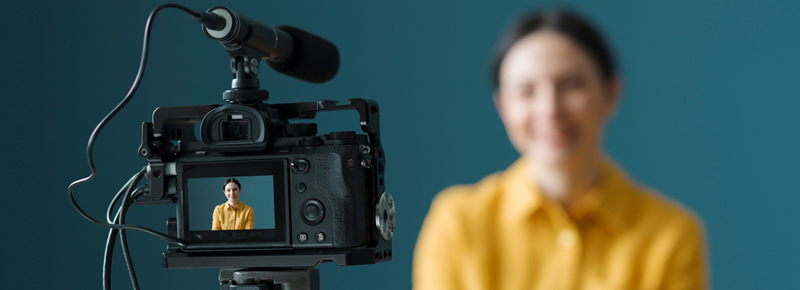 Cámara Profesional Grabando a Mujer en Primer Plano
