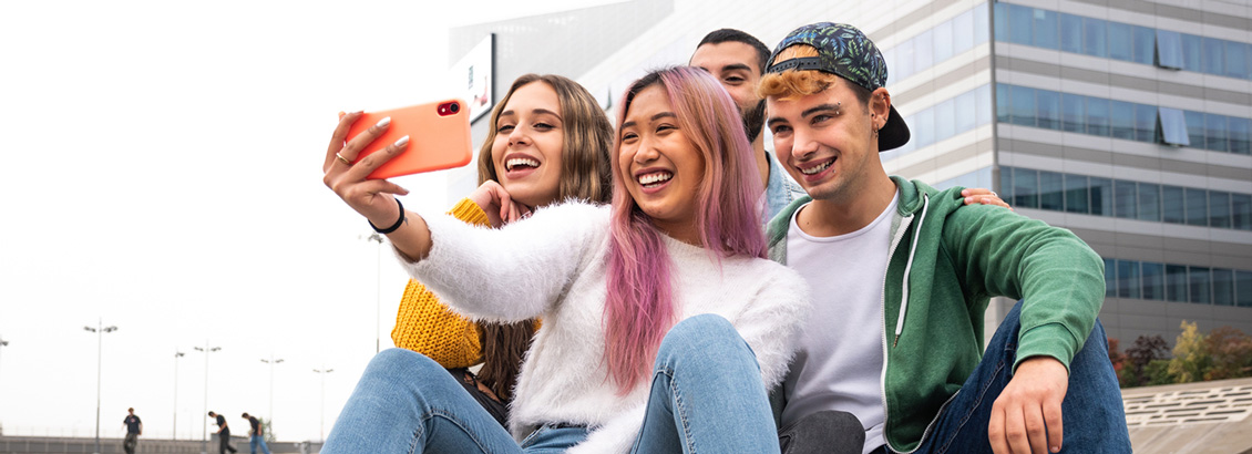 Jóvenes de la Generación Z Posando para Reel de Instagram