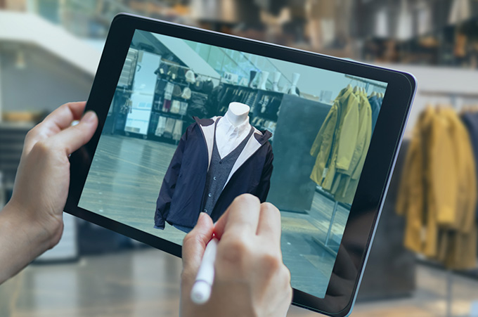 Persona Frente a Pantalla de Tablet, Comprando con Realidad Aumentada