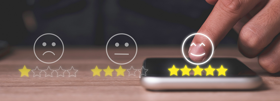 Persona Dejando Reseña Positiva en su Teléfono