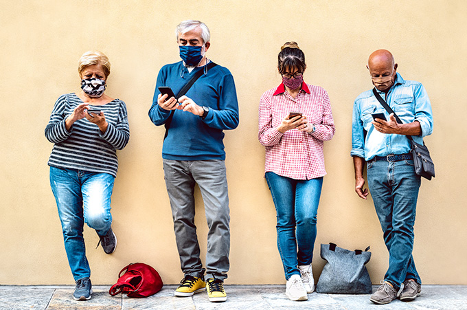 Grupo de Personas con Tapabocas Mirando sus Telfonos