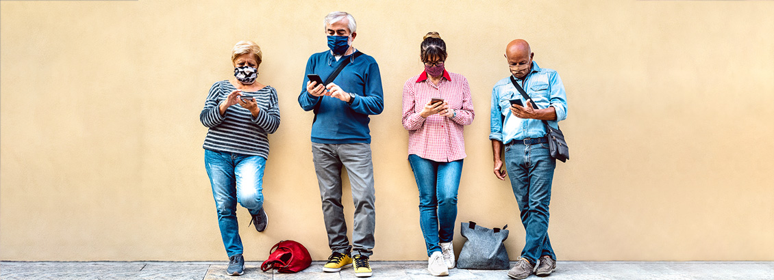 Grupo de Personas con Tapabocas Mirando sus Telfonos