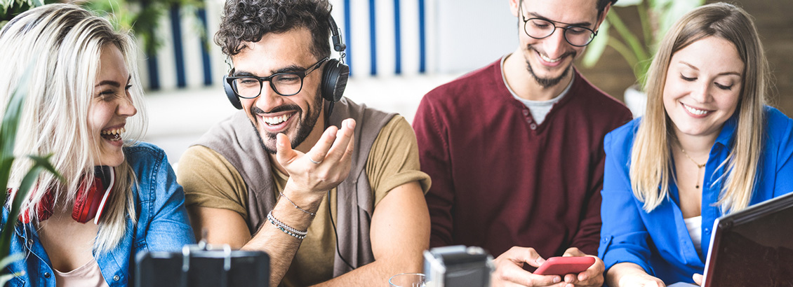 Grupo de Trabajadores Elaborando Contenidos Para Redes Sociales