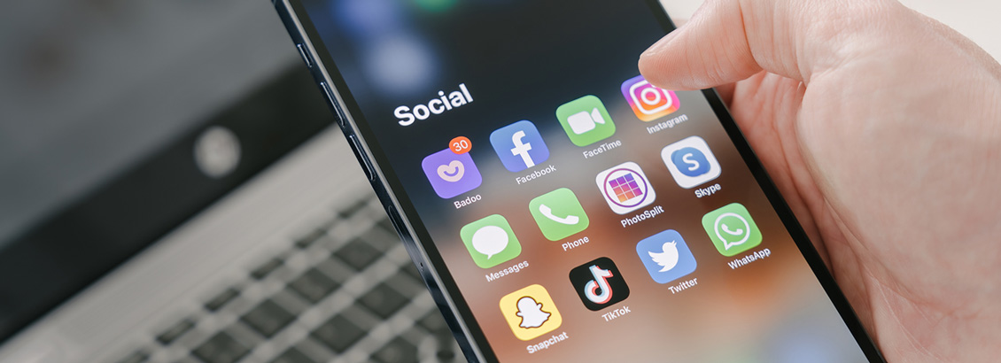 Mano Sosteniendo Smartphone que Muestra Redes Sociales en su Pantalla