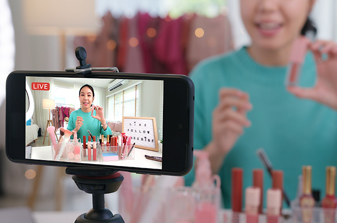 Mujer Haciendo un Live Compartiendo sus Conocimientos Sobre Maquillaje