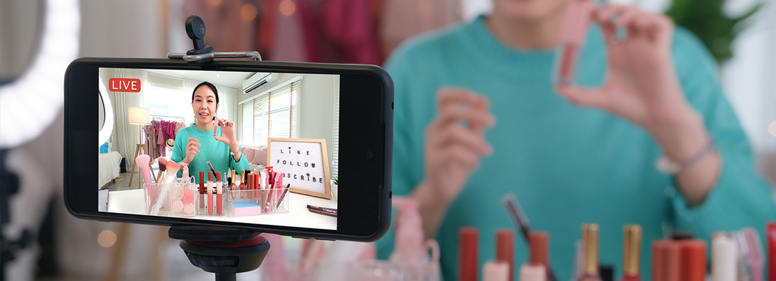 Mujer Haciendo un Live Compartiendo sus Conocimientos Sobre Maquillaje