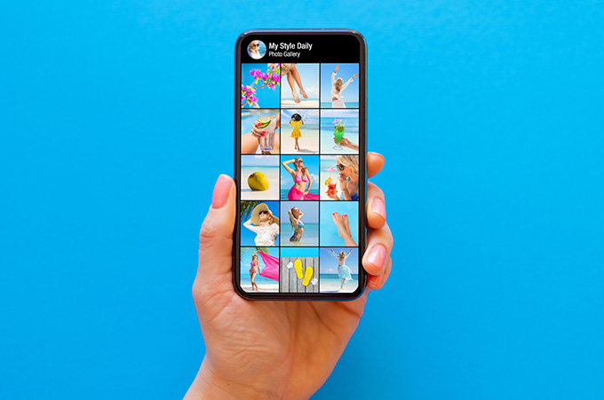 Mano Sosteniendo Smartphone que Muestra Diseo de Redes en su Pantalla