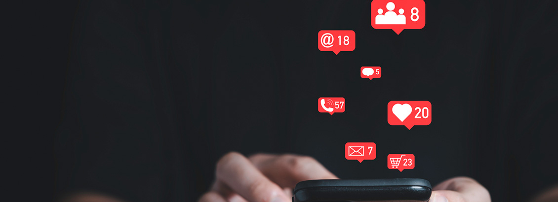 Manos que Sostienen Smartphone e conos de Me Gusta que Salen de la Pantalla