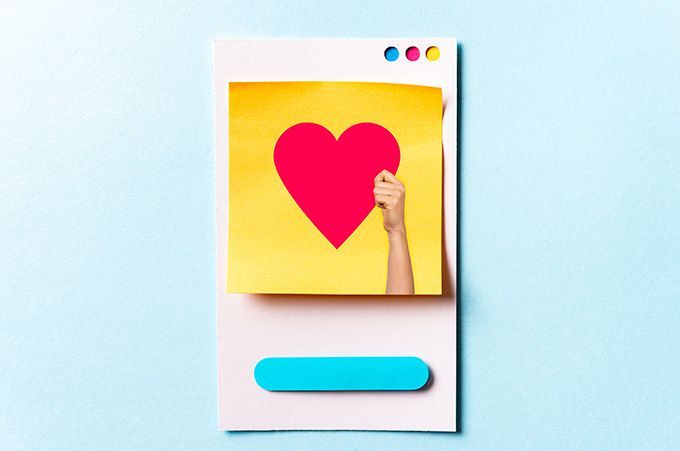 Mano que Sostiene Corazn Rojo Sobre Hojas de Papel Amarillo y Blanco
