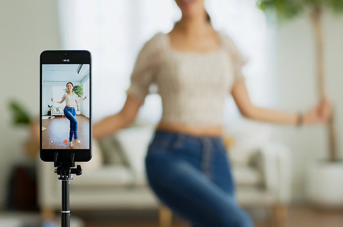 Mujer Graba un Video Reels con su Smartphone
