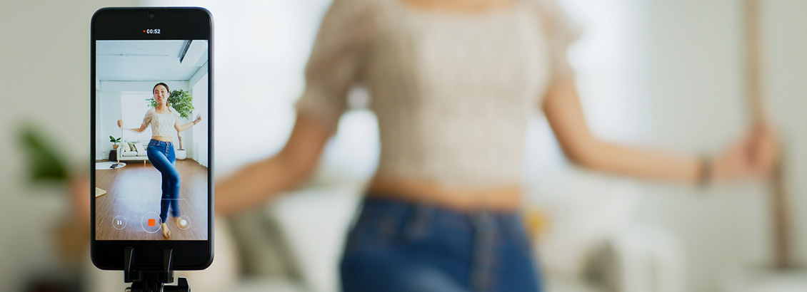 Mujer Graba un Video Reels con su Smartphone