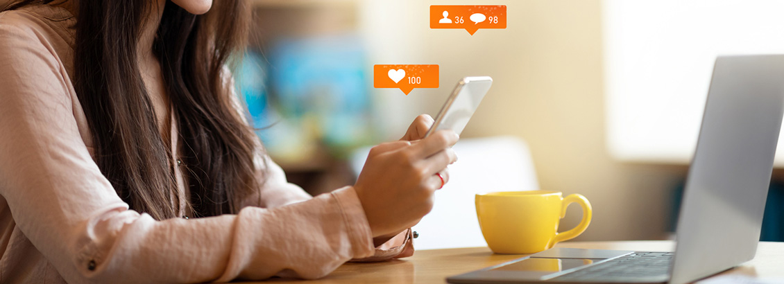 Chica Revisando Redes Sociales en Smartphone
