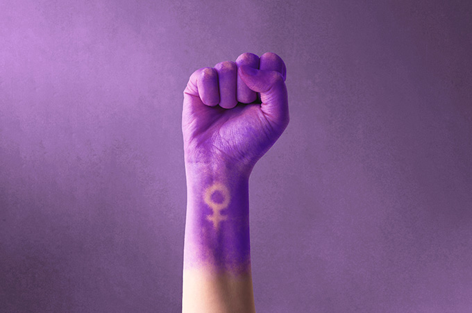 Mano con Puo Cerrado y Signo Femenino en el rea de la Mueca