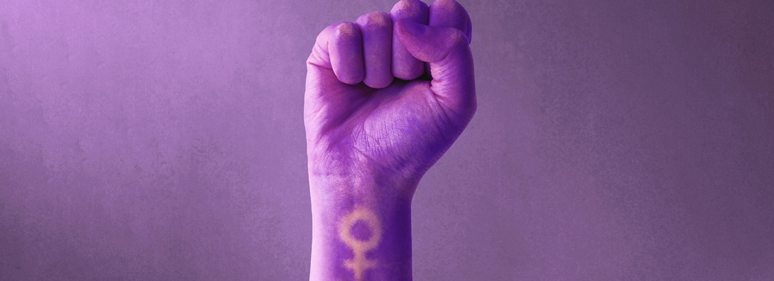 Mano con Puño Cerrado y Signo Femenino en el Área de la Muñeca