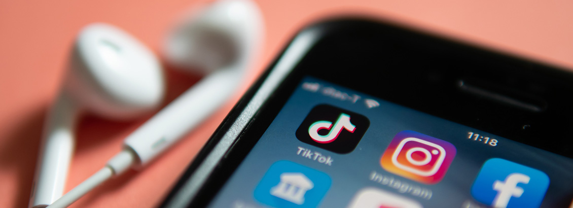 Close-up a Icono de TikTok en Menú de Aplicaciones de Smartphone