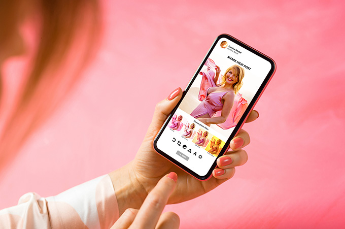 Mano de Mujer Sostentiendo Smartphone que Muestra Imagen de Instagram en la Pantalla