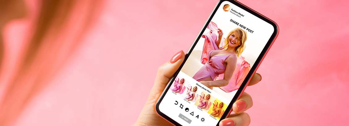 Mano de Mujer Sostentiendo Smartphone que Muestra Imagen de Instagram en la Pantalla