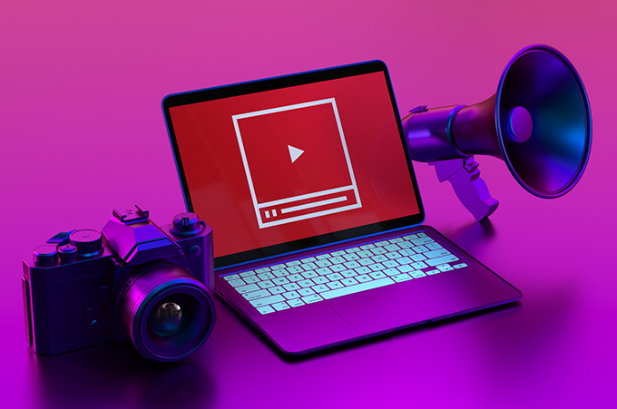 Cmara Fotogrfica, Laptop con Formato de Video en su Pantalla y Megfono