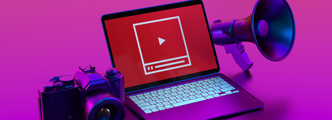 Cámara Fotográfica, Laptop con Formato de Video en su Pantalla y Megáfono