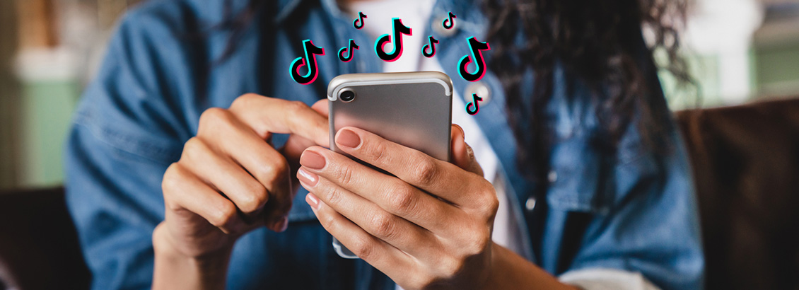 Mujer Utilizando App de TikTok en Smartphone