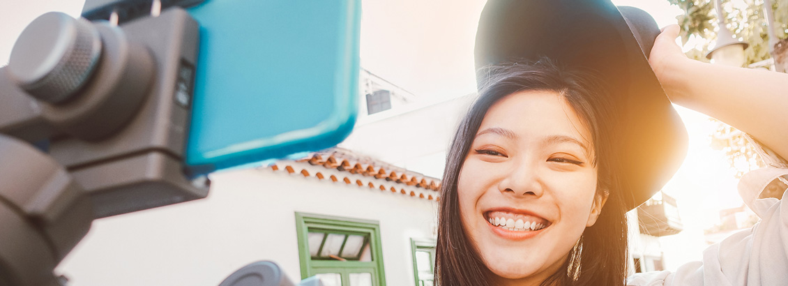 Influencer Grabando Vlog de Viaje para Contenido de Redes desde Smartphone