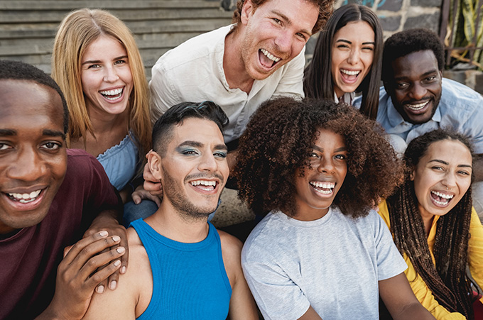 Hombres y Mujeres Sonriendo
