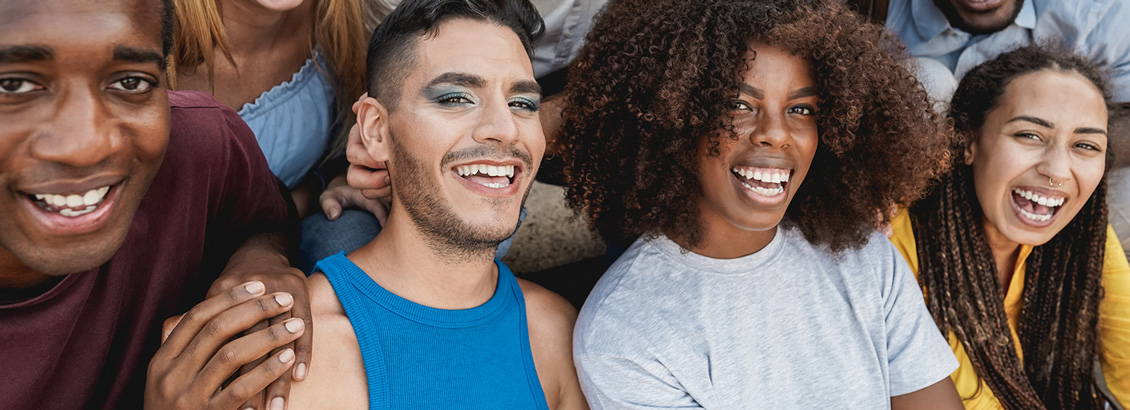 Hombres y Mujeres Sonriendo