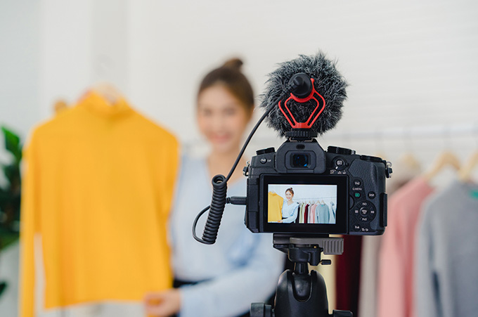 Cmara Grabando a Mujer que Muestra Prendas de Ropa a sus Seguidores