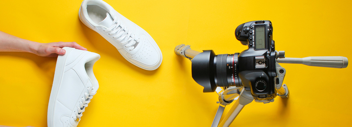 Set con Cámara y Zapatos Blancos Deportivos Listos para Crear Contenido