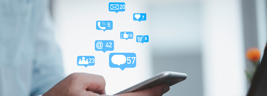 Mano Sosteniendo Smartphone con Diferentes conos de Notificaciones