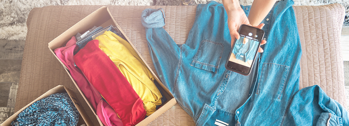 Persona Tomando Fotos a Piezas de Ropa Para Promocionarlas por Instagram