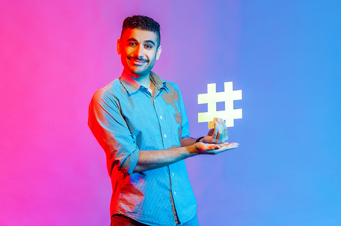 Hombre Joven Sosteniendo cono de Hashtag