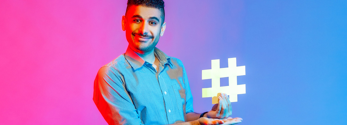 Hombre Joven Sosteniendo Ícono de Hashtag