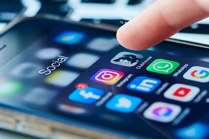 Dedo que Presiona Redes Sociales en Pantalla de Smartphone